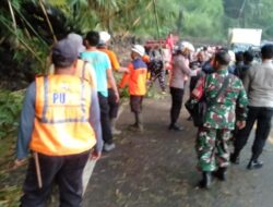 Berita Terkini Babinsa Bergerak Cepat Bantu warga Atasi Pohon Tumbang yang Menimpa 3 Unit Kendaraan di Jelekong, Desa Cigendel