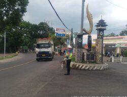 Demi Terciptanya Keamanan dan Kelancaran Lalin Panit Lantas Polsek Tomo Laksanakan Penjagaan dan Pengaturan dipertigaan Cijelag – Tomo