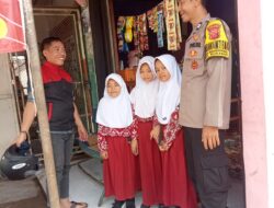 Bhabinkamtibmas Melaksanakan Kegiatan Sosialisasi Layanan 110   Polsek Sukasari Dalam Rangka Pelaksanaan Quick Wins III Program 2 Presisi Polri .