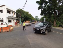 Personel Lalu – Lintas Polsek Tomo Polres Sumedang Laksanakan Pengaturan Lalu Lintas Sebagai Bentuk Pelayanan Kepada Masyarakat Pengguna Jalan Raya