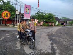 Utamakan Sikap Humanis Polsek Kedungtuban Imbau Pengendara Motor Gunakan Helm