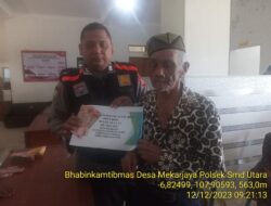 Bhabinkamtibmas Melaksanakan Monitoring Kegiatan Penyerahan BLT triwulan IV kepada Warga Desa Mekarjaya Kec. Sumedang utara