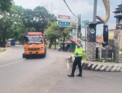 Demi Terciptanya Keamanan dan Kelancaran Lalin Panit Lantas Polsek Tomo Laksanakan Penjagaan dan Pengaturan dipertigaan Cijelag – Tomo