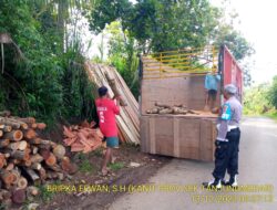 Anggota Polsek Tanjungmedar Polres Sumedang Polda Jabar Tingkatkan Keamanan dengan Patroli Jalan Kaki