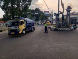 Personel Lalu – Lintas Polsek Tomo  Pengaturan Lalu Lintas Sebagai Bentuk Pelayanan Kepada Masyarakat Pengguna Jalan Raya