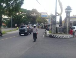 Personel Polsek Tomo Polres Sumedang Rutin laksanakan Penjagaan dan Pengaturan Lalin.