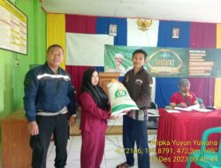 Bripka Yuyun Yuwana melaksanakan Kegiatan Monitoring Pendistribusian Bantuan beras dari Badan Pangan Nasional (BPN) untuk Desa Kamal Kecamatan Tanjungmedar