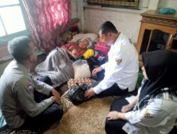 BhabinKamtibmas Desa Mekarsari, Brigpol Eka Hidayah, Polres Sumedang Salurkan Sembako untuk Warga Jompo
