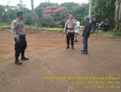 Kapolsek sukasari beserta anggota unit samapta melaksanakan patroli jalan kaki sebagai langkah prepentif demi terciptanya situasi kondusif 