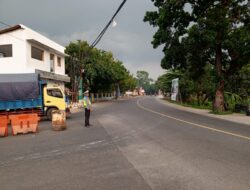 Personel Lalu – Lintas Polsek Tomo Polres Sumedang Laksanakan Pengaturan Lalu Lintas Sebagai Bentuk Pelayanan Kepada Masyarakat Pengguna Jalan Raya