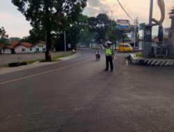 Satuan Lalu – Lintas Polsek Tomo Polres Sumedang Laksanakan Pengaturan Lalu Lintas Sebagai Bentuk Pelayanan Kepada Masyarakat Pengguna Jalan Raya