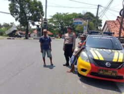 Personel Samapta Polsek Tomo Polres Sumedang Tingkatkan Keamanan dan Ketertiban Dengan Patroli Jalan Kaki