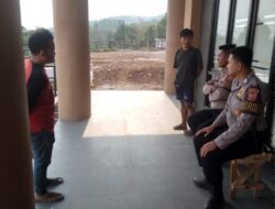 Kapolsek sukasari beserta anggota unit samapta melaksanakan patroli jalan kaki sebagai langkah reventif  dan kondusif
