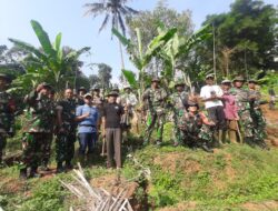 Danposramil Sukasari Koramil 1004/Tanjungsari Kodim 0610/Smd Peltu Yayan Setiawan beserta Anggota melaksanakan Kegiatan Penanaman Pohon