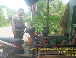 Piket Polsek Tanjungmedar Polres Sumedang Polda Jabar Tingkatkan Keamanan dengan Patroli Jalan Kaki