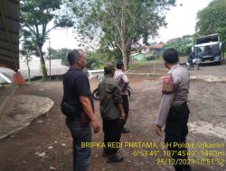 KAPOLSEK SUKASARI BESERTA ANGGOTA UNIT SAMAPTA MELAKSANAKAN PATROLI JALAN KAKI SEBAGAI LANGKAH PREVENTIF DEMI TERCIPTANYA SITUASI KAMTIBMAS KONDUSIF