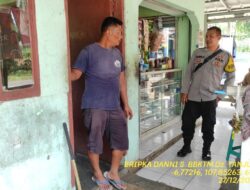 Piket Polsek Tanjungmedar Polres Sumedang giatkan Patroli Jalan Kaki di pemukiman warga