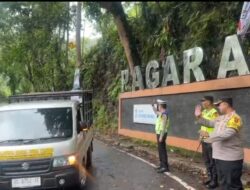 Kapolres Pagar Alam Erwin Irawan Melakukan Pengaturan Arus Lalulintas Di liku Endikat