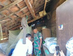Bintara pembina desa (Babinsa) Desa Babakan asem pelda Didi Nuryadindin dan Tim Pasang Sangkur