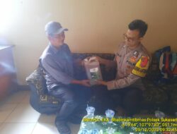 BhabinKamtibmas Desa Mekarsari, Brigpol Eka Hidayah, Polres Sumedang Salurkan bantuan Pupuk organik untuk petani