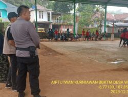 Aiptu Iwan Kurniawan laksanakan giat pengamanan pertandingan bola voli antar RW Se- desa Wargaluyu Kec. Tanjungmedar 