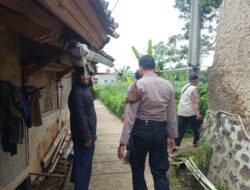 KAPOLSEK SUKASARI BESERTA ANGGOTA UNIT SAMAPTA MELAKSANAKAN PATROLI JALAN KAKI DENGAN MEMBERIKAN HIMBAUAN KAMTIBMAS SEBAGAI LANGKAH PREVENTIF SITUASI KONDUSIF