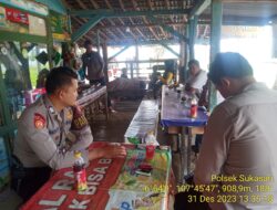 KAPOLSEK SUKASARI BESERTA ANGGOTA UNIT SAMAPTA MELAKSANAKAN PATROLI JALAN KAKI DENGAN MEMBERIKAN HIMBAUAN KAMTIBMAS SEBAGAI LANGKAH PREVENTIF DAN KONDUSIF