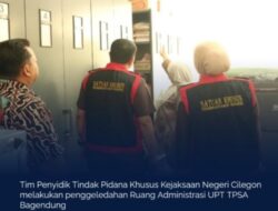 Tim Penyidik Tindak Pidana Khusus Kejaksaan Negeri Cilegon melakukan penggeledahan Ruang Administrasi UPT TPSA Bagendung