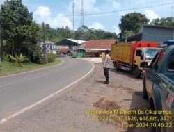 Piket Polsek Tanjungmedar Polres Sumedang Polda Jabar Tingkatkan Keamanan dengan Patroli Jalan Kaki