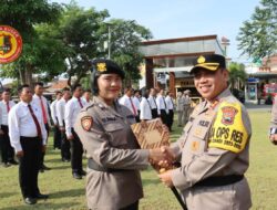 Kapolres Kudus, AKBP Dydit Dwi Susanto Memberikan Penghargaan Kepada 18 Anggotanya Saat Memimpin Apel Pemberian Reward