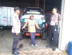 KAPOLSEK SUKASARI BESERTA ANGGOTA UNIT SAMAPTA MELAKSANAKAN PATROLI JALAN KAKI DENGAN MEMBERIKAN HIMBAUAN KAMTIBMAS SEBAGAI LANGKAH PREVENTIF DEMI TERCIPTANYA SITUASI YANG KONDUSIF