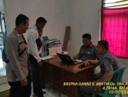 Bhabinkamtibmas Polsek Tanjungmedar Polres Sumedang Bripka Dani Santika melaksanakan sambang Kamtibmas ke desa binaan
