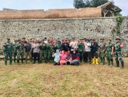 Sinergitas TNI – POLRI, Polsek Tanjungmedar dan Koramil melaksanakan Kerja Bhakti Membersihkan Bangunan yang terdampak Gempa  