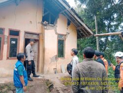 Bhabinkamtibmas Desa Cikaramas Bripka Ade Mulyana Monitoring dan Pendampingan Pihak BMG Dan PBBD Pasca Gempa di Wilayah Desa Cikaramas