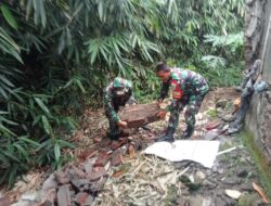 dua orang anggota Koramil 1001/Sumedang Utara Kodim 0610/Sumedang melaksanakan gotong royong