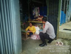 Patroli Jalan Kaki Polsek Sukasari, Guna Cegah Tindak Kriminal Dan Berikan Rasa Nyaman Kepada Masyarakat.