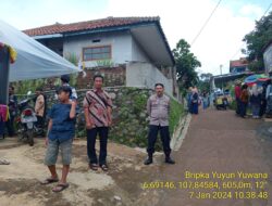Piket Polsek Tanjungmedar Polres Sumedang Polda Jabar Tingkatkan Keamanan dengan Patroli Jalan Kaki