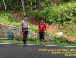 Piket Polsek Tanjungmedar Polres Sumedang Polda Jabar Tingkatkan Keamanan dengan Patroli Jalan Kaki