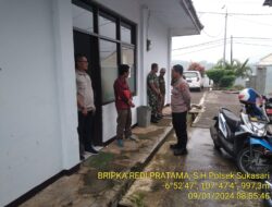 Patroli Jalan Kaki Polsek Sukasari, Guna Cegah Tindak Kriminal Dan Berikan Rasa Nyaman Kepada Masyarakat.