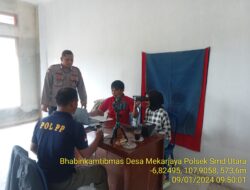 Monitoring percepatan pembuatan E-KTP oleh Bhabinkamtibmas Desa Mekarjaya Bripka Fariz Fahsya, S.Sos d