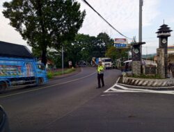 Personel Lalu – Lintas Polsek Tomo Polres Sumedang Laksanakan Pengaturan Lalu Lintas Sebagai Bentuk Pelayanan Kepada Masyarakat Pengguna Jalan Raya