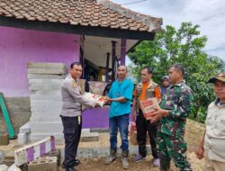 Kapolsek Sukasari Berikan Bantuan Sembako Untuk Korban Pergeseran Tanah Yang Menimpa Rumah Warga