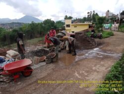 Bhabinkamtibmas Desa Sukarapih Melaksanakan Giat Sambang Dan Silaturahmi Kepada Warga sekaligus melaksanakan kegiatan gotongroyong
