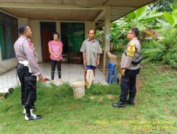 Anggota Polsek Tanjungmedar Polres Sumedang Polda Jabar Tingkatkan Keamanan dengan Patroli Jalan Kaki