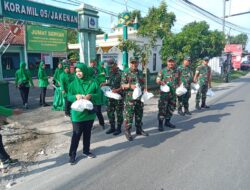 Kegiatan Jumat Berkah di Koramil Jakenan Bagikan 240 Paket Nasi Kepada Pengguna Jalan