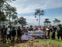 MENGISI AKHIR PEKAN, BABINSA GENTENG AJAK WARGANYA, MENANAM 1700 POHON DI LAHAN KRITIS CIPACET