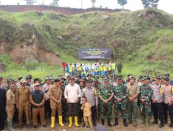 Karya bakti Penanaman Pohon dan Pembersihan Sampah wilayah Kodim 0610/Smd Tahun 2024 dengan tema “TNI -AD Bersama Rakyat Bersatu Dengan Alam Untuk NKRI
