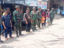 Anggota Koramil 1004/Tanjungsari Kodim 0610/Sumedang melaksanakan Karya Bakti pembersihan sampah Pasar Rakyat di dusun pasar Rt 02 Rw 06 desa Jatisari