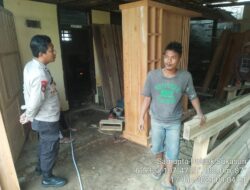 Sambangi Pengrajin Kayu, Kanit Samapta Ajak Warga Menjadi Polisi Bagi Dirinya Sendiri