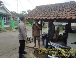 Anggota Polsek Tanjungmedar Polres Sumedang laksanakan Patroli Jalan Kaki guna mencegah tindak kriminalitas